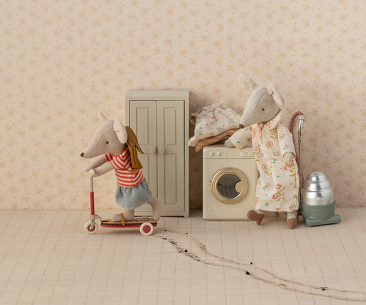 Sister Mouse, Big Sister