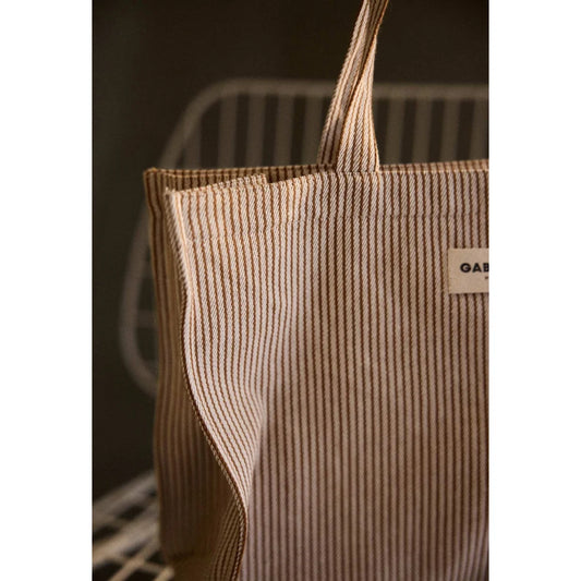 Beige und braun gestreifte canvas 24h bag argile stripes tote bag mit minimalistischem label für ökologische baby- & kinderprodukte