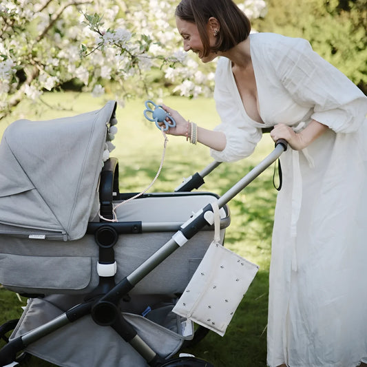2er pack wasserdichte beutel aus grauem stoff mit bienenmuster und schwarzen und weißen akzenten