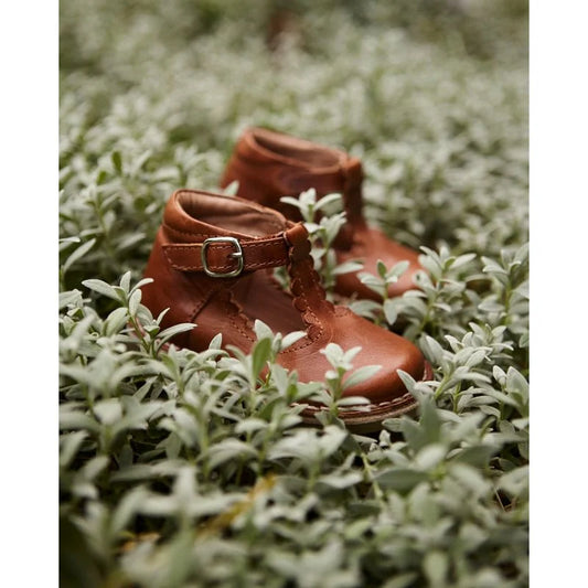 Braune Leder-Baby-Schuhe T-Bar Scallop Cognac mit Silber-Schnalle und Blumen-Naht