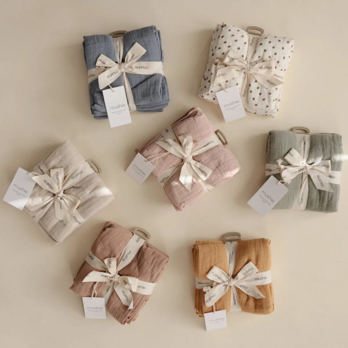 Kollektion von sorgfältig gefalteten Stoffmustern in sanften Farben für Mulltuch Flowers