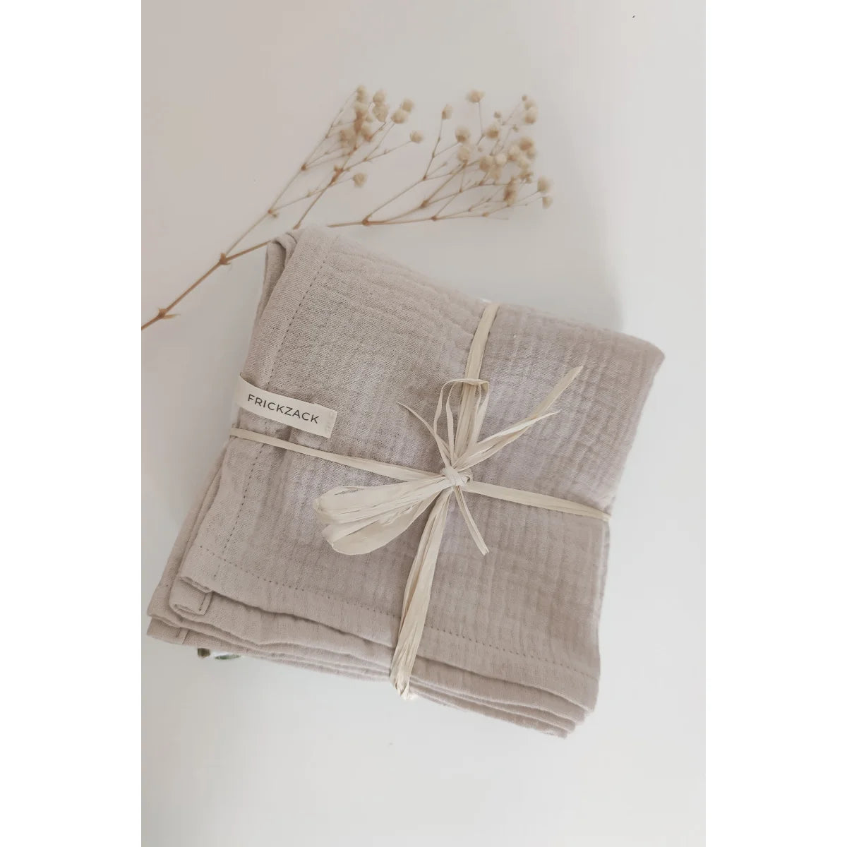 Faltbarer, hellgrauer Leinestoff mit Schleife und Handmade-Label für 3er Pack Nuschi Olive