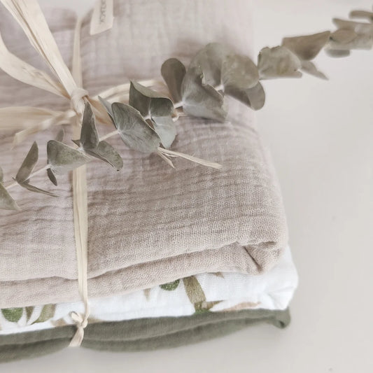 Gestapelter Stoff mit Eukalyptusblättern auf 3er Pack Nuschi in Olivgrün