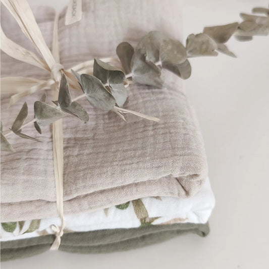 Gestapelter Stoff mit Eukalyptusblättern auf 3er Pack Nuschi in Olivgrün