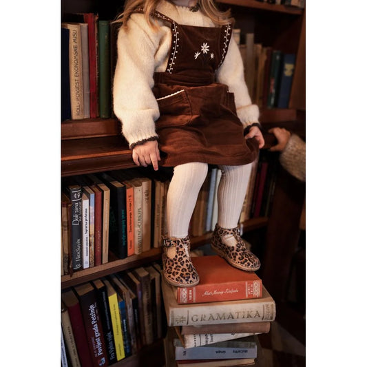 Kind im T-Bar Scallop Leopard von Petit Nord mit Blumen Kastanie