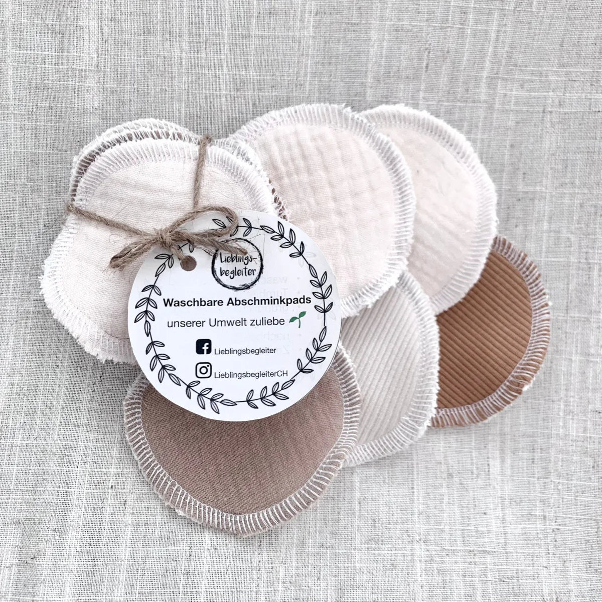 Nachhaltige Abschminkpads mit Produktetikett von Abschminkpads 5 stk