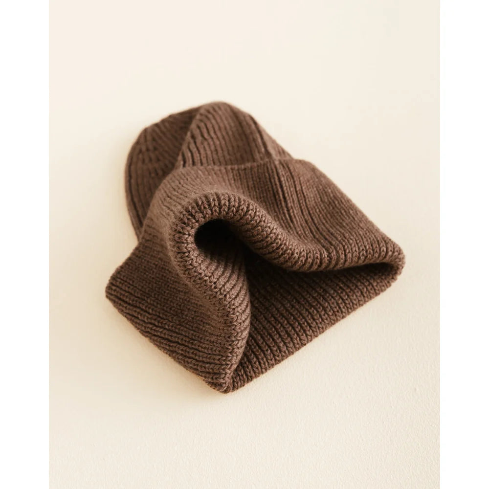 Braune gestrickte Beanie-Mütze gefaltet, Produkt Adult Beanie Fonzie in Mocha