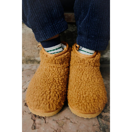 Mustardfarbenes Shearling Slipper mit grünen weißen gestreiften Socken Alban Pile Shoes