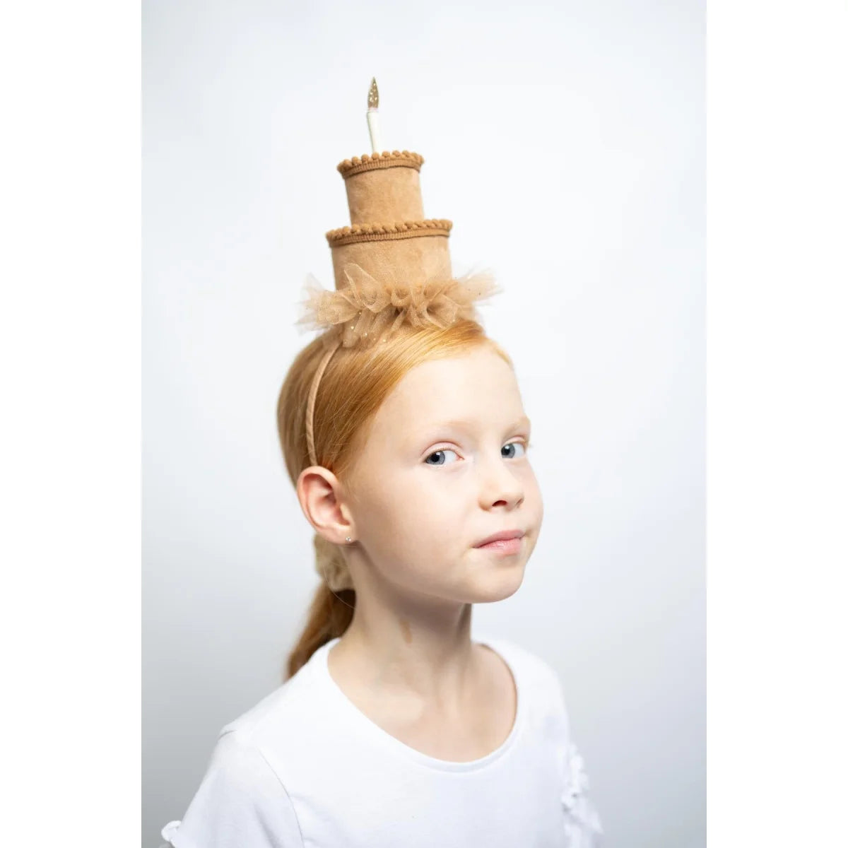 Alice-Haarreif Geburtstagskuchen von billy loves audrey, dreistöckig, mit Tüll und goldener Kerze