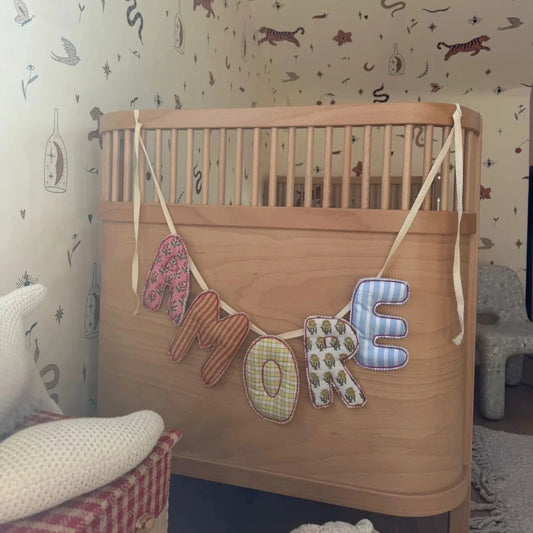 Wollbebi AMORE Girlande in Bunt im Kinderzimmer
