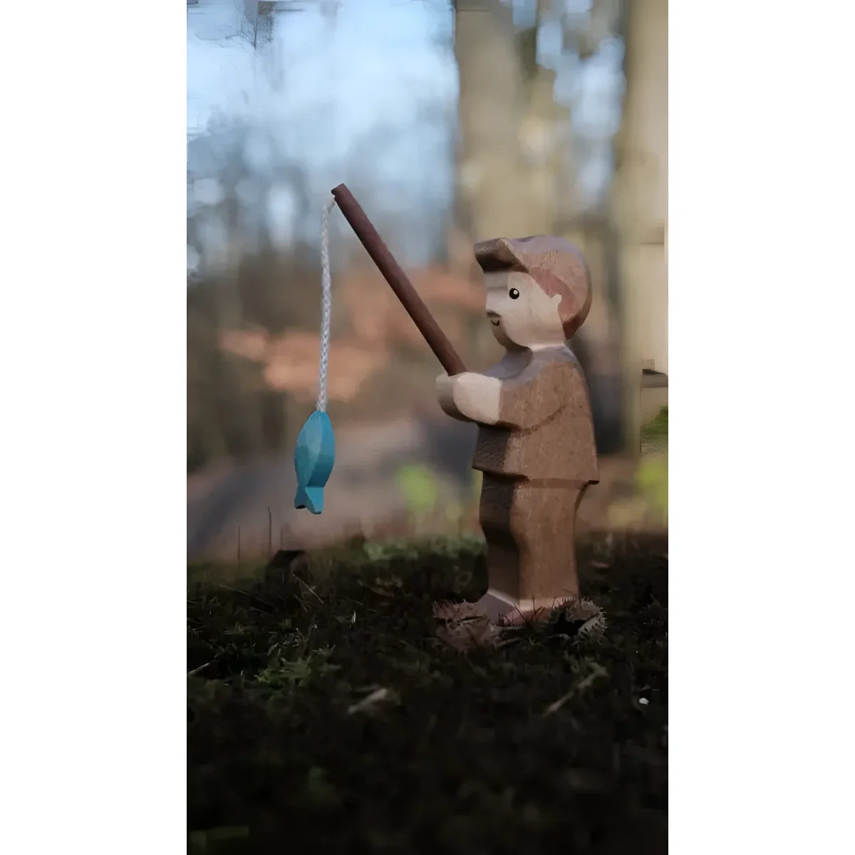 Holzfigur Angler-Junge mit brauner Rute und blauer Fischlocke