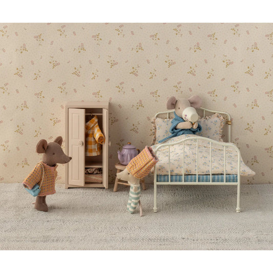 Miniaturisches Mäusezimmer Szene für Anzug Mama Maus Produkt, detailreich und bezaubernd