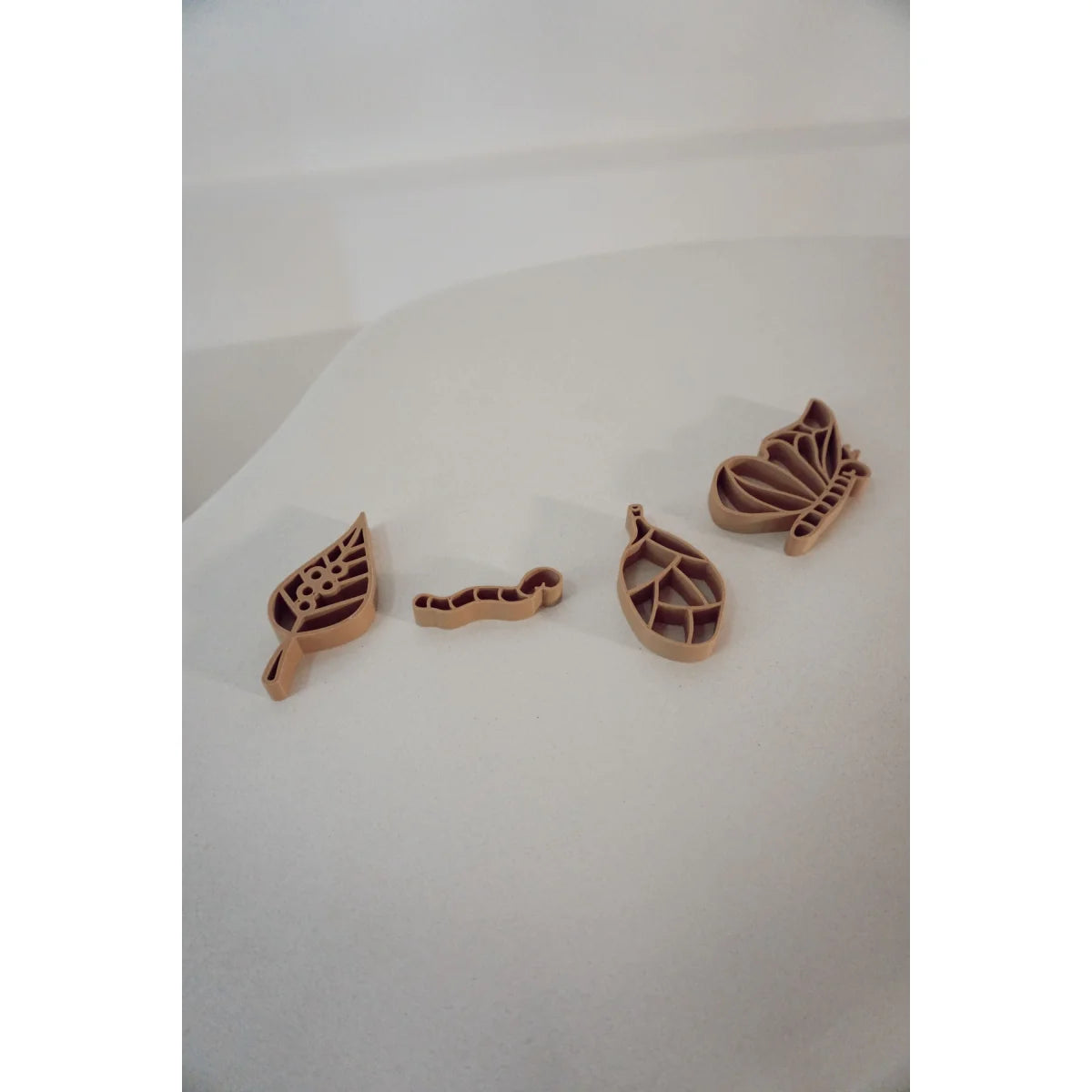 Vier Holz-Ausstecher im Schmetterlingszyklus Design mit Blatt, Raupe, Chrysalis und Schmetterling