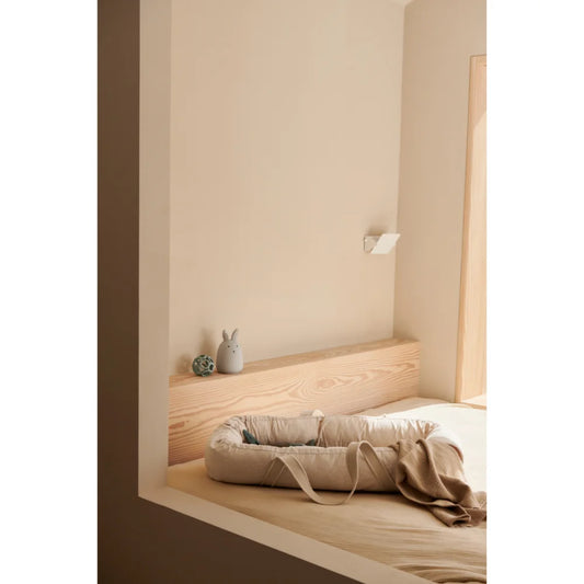 Beige Baby-Nest Confetti Sandy mit gerafften Seiten und Griffen für Säuglinge