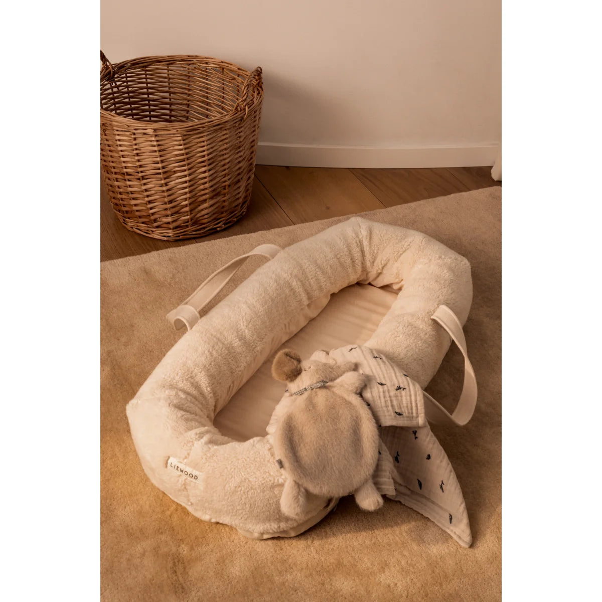 Beige Baby-Nest GRO Fleece Sandy mit Kuscheltier für Komfort und Sicherheit