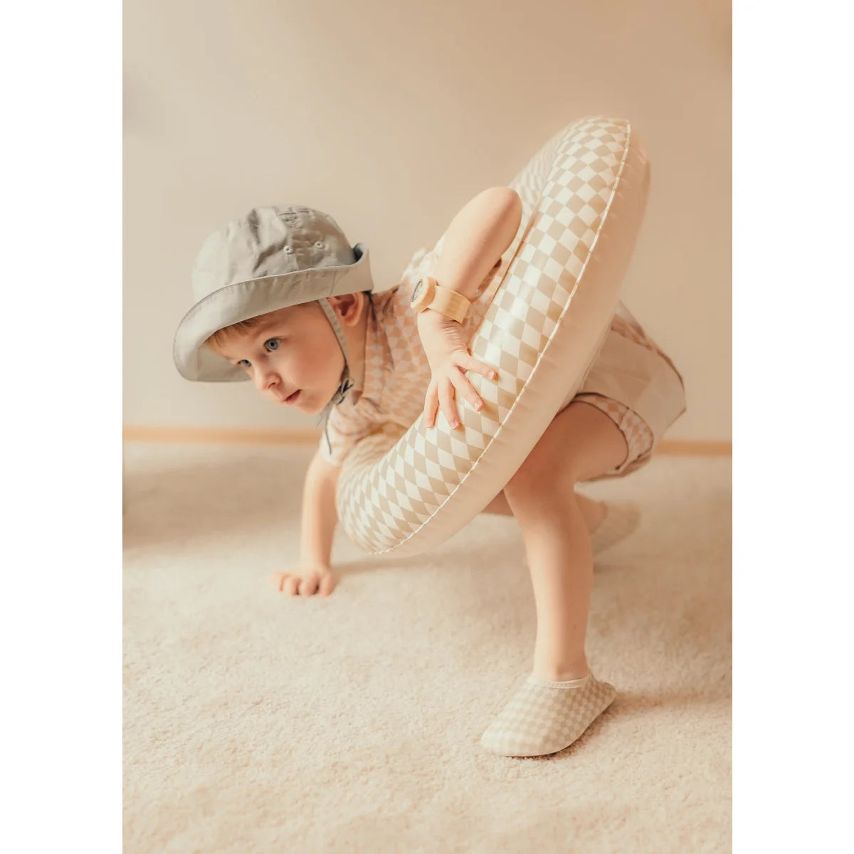 Kind im Safarihut mit gemustertem Schwimmring Speckled Diamond für Babys