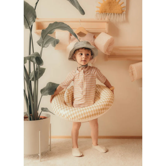 Kind in Badesachen mit aufblasbarem Ring Baby-Schwimmring Speckled Diamond