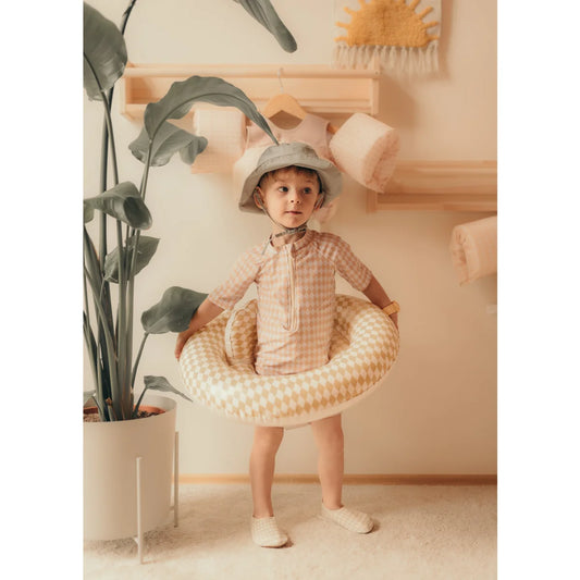 Kind in Badesachen mit aufblasbarem Ring Baby-Schwimmring Speckled Diamond