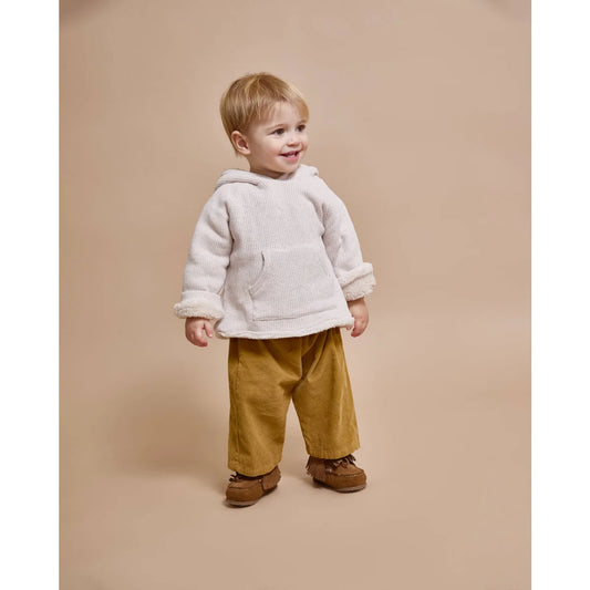 Kleinkind in Hooded Fleece Top und Cordrockhosen aus Velours in Ivory oder Ocre