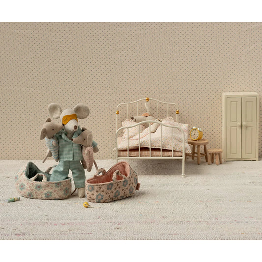 Babymaus in Tragetasche | Blau: Plüschmaus in hellgrünen Pyjamas und gelber Augenmaske mit kleinen Mäusen