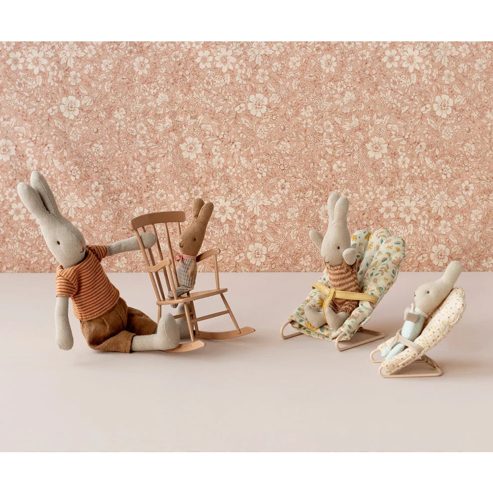 Gestopfte Kaninchen-Spielzeuge mit Kleidung und einem Mini-Schaukelstuhl