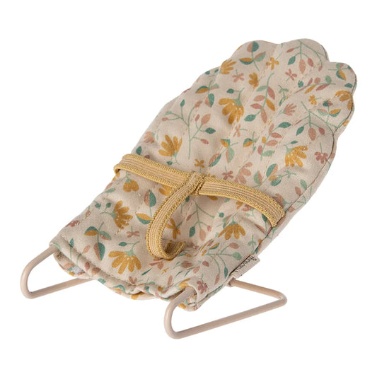 Baby bouncer mit floralem Muster und goldfarbener Verzierung im Babysitter Micro