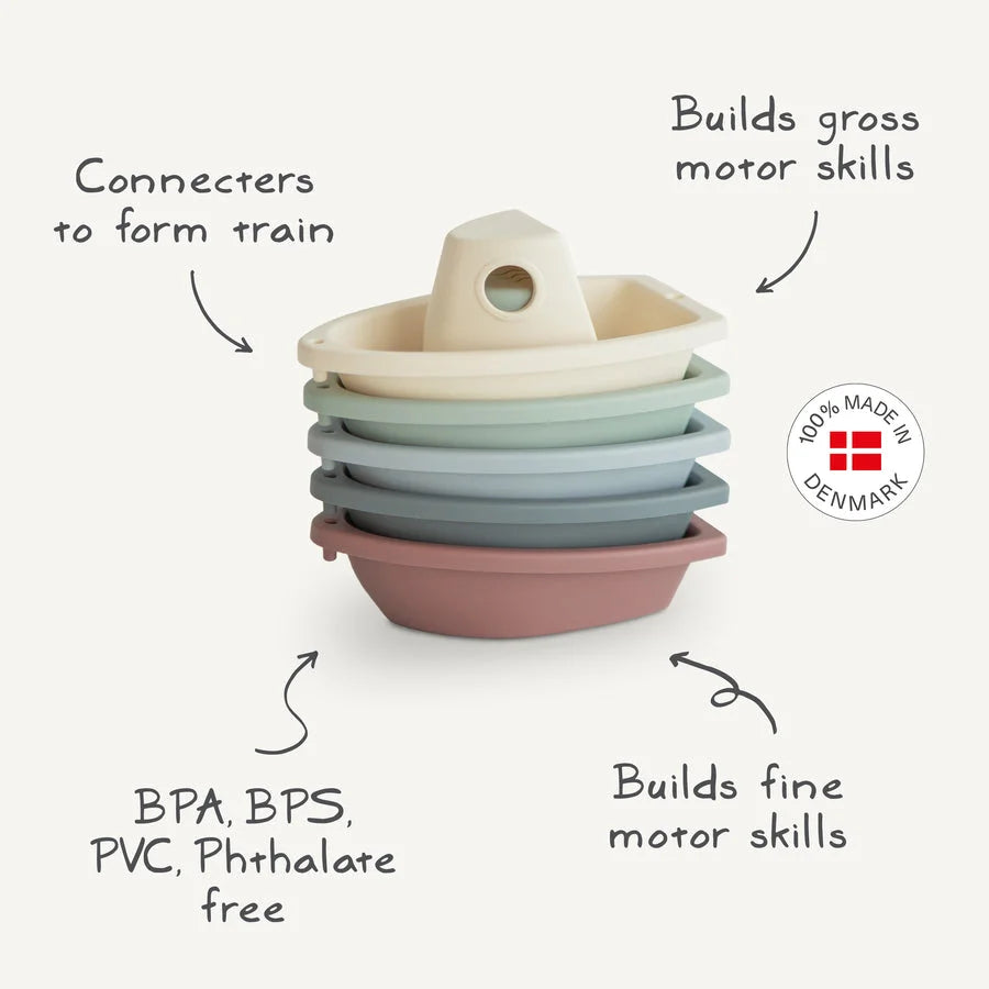 Gestapelte pastellfarbene Bootspielzeuge aus der Kollektion Badespielzeug Boote Ocean