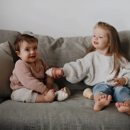 Soft pink und cremefarbenes badespielzeug match ice cream stacking cups aus silikon mit matter oberfläche