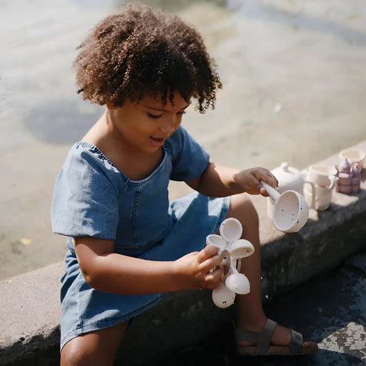 Weißes keramisches spiellöffelset mit blumenförmigem design für badespielzeug wasserrad