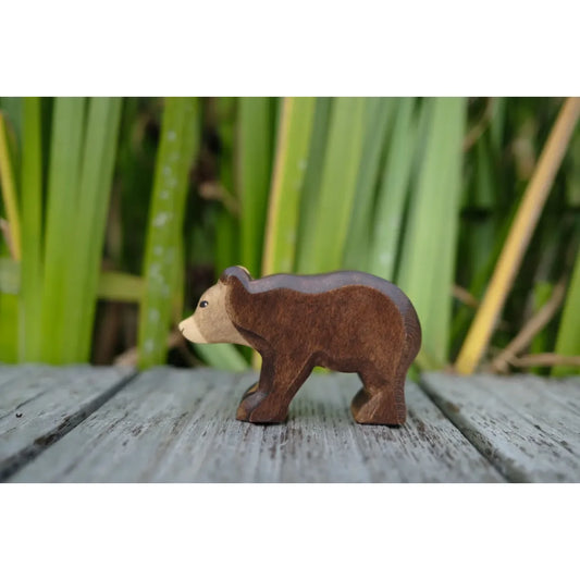 Handgeschnitzte Bärfigur mit hellbraunem Schnauze und dunkelbraunem Körper