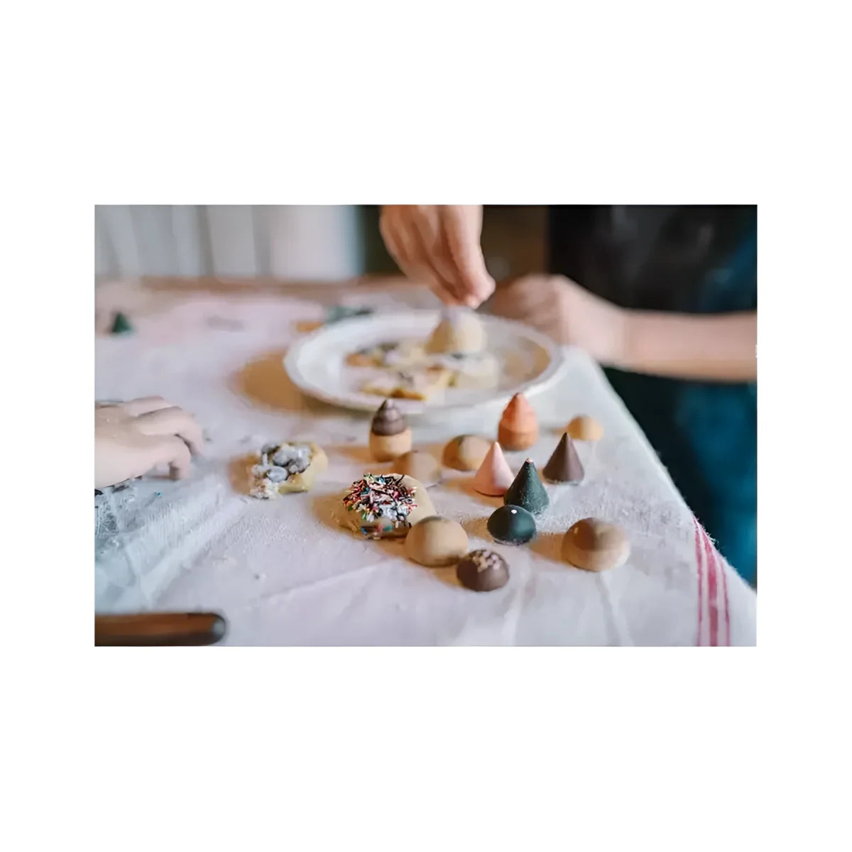 Eine sammlung bunter konisch und runder kekse mit streuseln und schokolade im produkt bakes