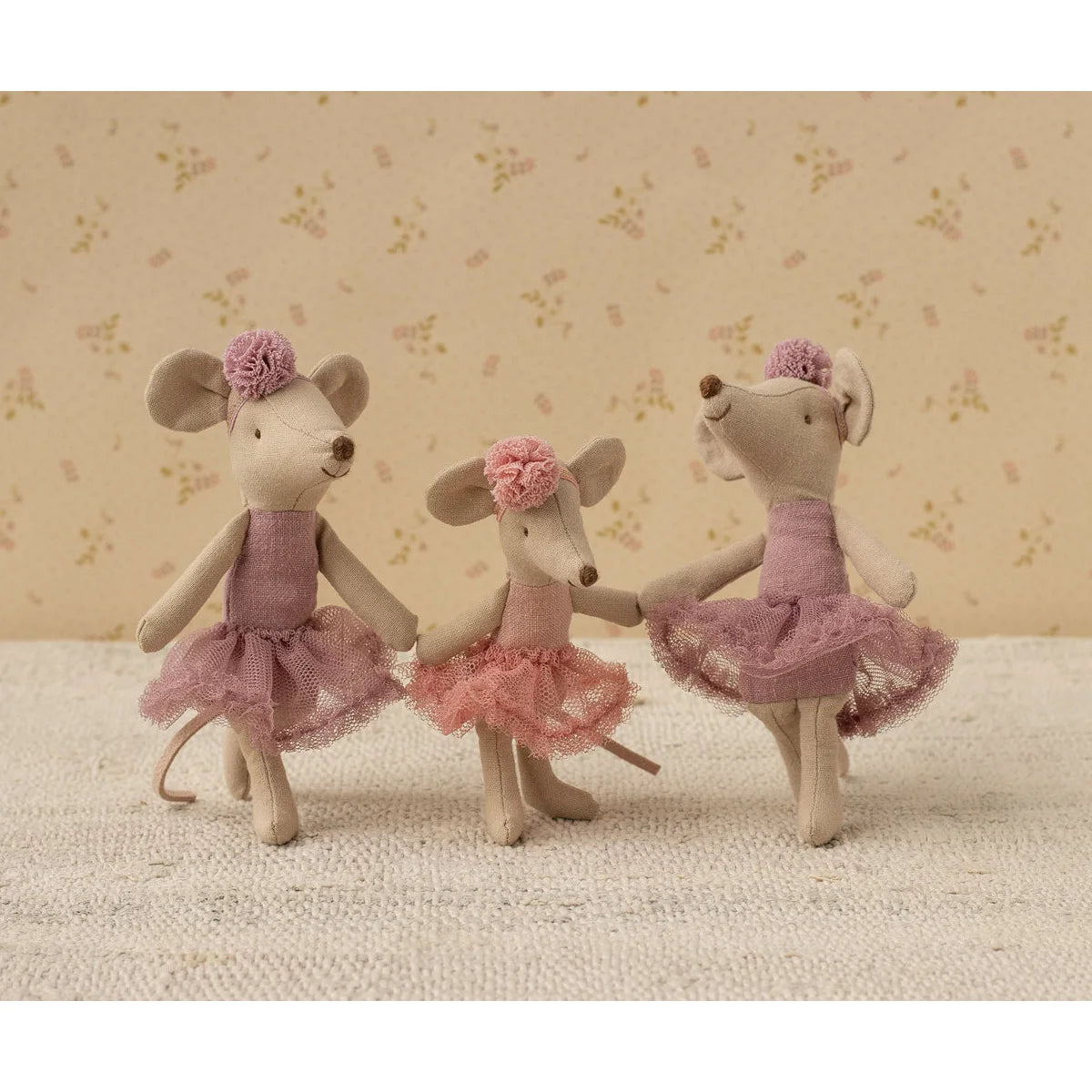 Drei Maileg Maus-Puppen als Ballerina Trio in rosa Tüllröcken mit Blumenhauben