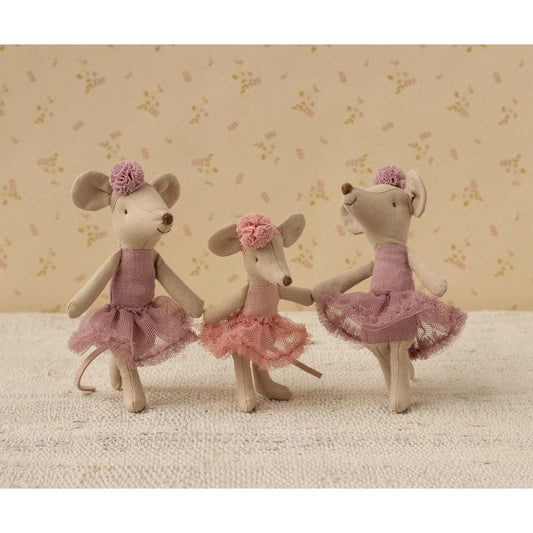Drei Maileg Maus-Puppen als Ballerina Trio in rosa Tüllröcken mit Blumenhauben