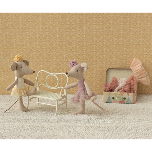 Zwei Maileg Ballerina Maus Puppen: gelber Tutu, pink Tüllkleid mit Haarschmuck