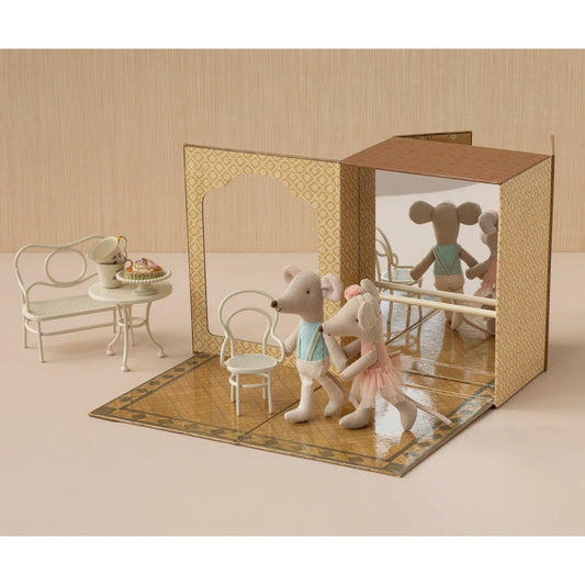 Zartes Mini-Tanzstudio mit Ballettmäusen, Schwester und Bruder