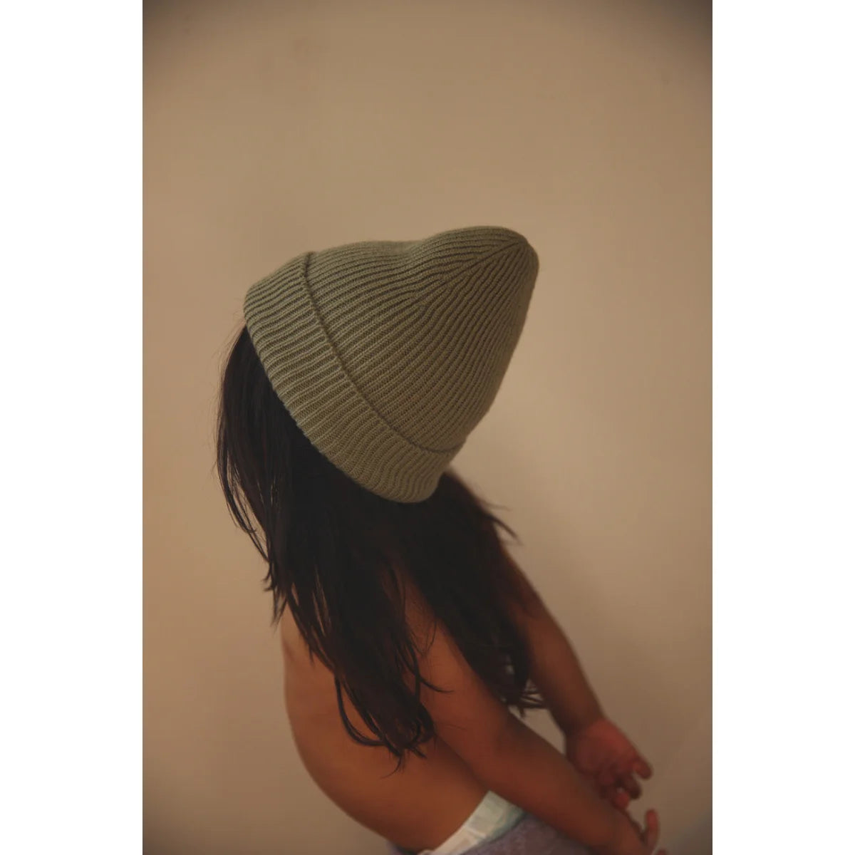 Strickmütze Fonzie in Artischocke auf Kopf mit dunklem Haar sichtbar