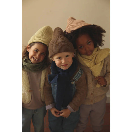 Drei Kinder in Winterkleidung mit Mützen, Beanie Fonzie in Mocha