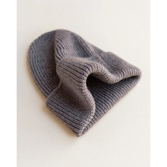 Graue gestrickte Beanie-Mütze namens Beanie Fonzie von Otter, umgeschlagen