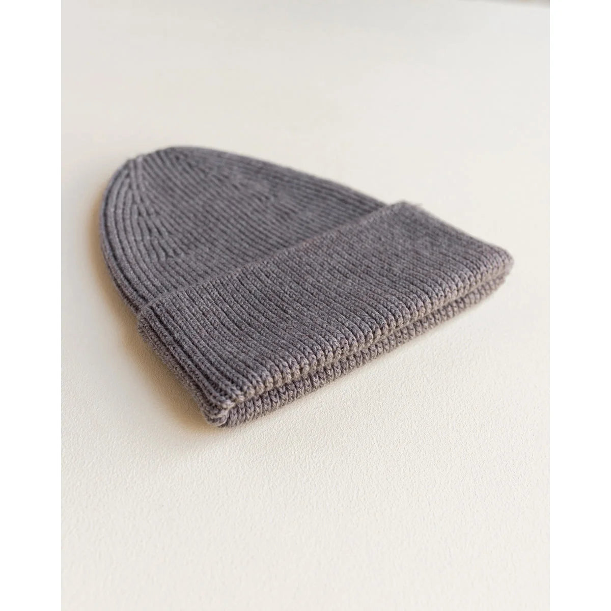 Grau gestrickte Mütze Beanie Fonzie von Otter für stilvollen Halt im Winter