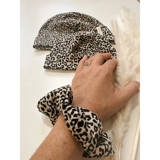 Leopard print Beanie und Scrunchie für stylisches Outfit bei Beanie Leo