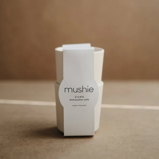 Weißer stapelbarer Becher mit Mushie-Branding im Becher 2er Set Ivory