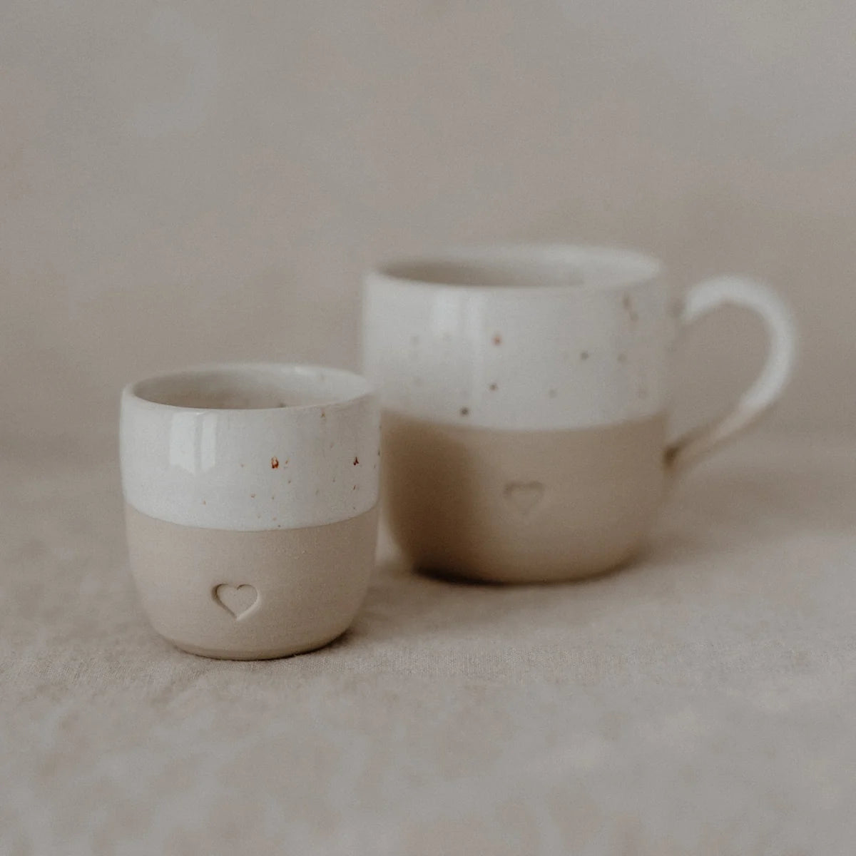 Zwei handgefertigte Keramik-Espresso Becher HERZ 70ml mit Herz-Gravur