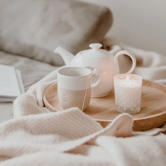 Cremeweißer Becher ME TIME 350ml mit glänzender Oberfläche und weißen Sprenkeln