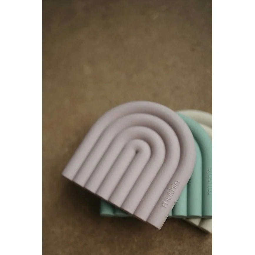 Pastellfarbene Silikon-Regenbogen-Beißringe in einer ansprechenden Stapelung