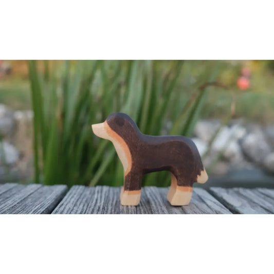 Holzspielzeug Hund mit dunkelbraunen und braunen Markierungen für Berner Sennenhund
