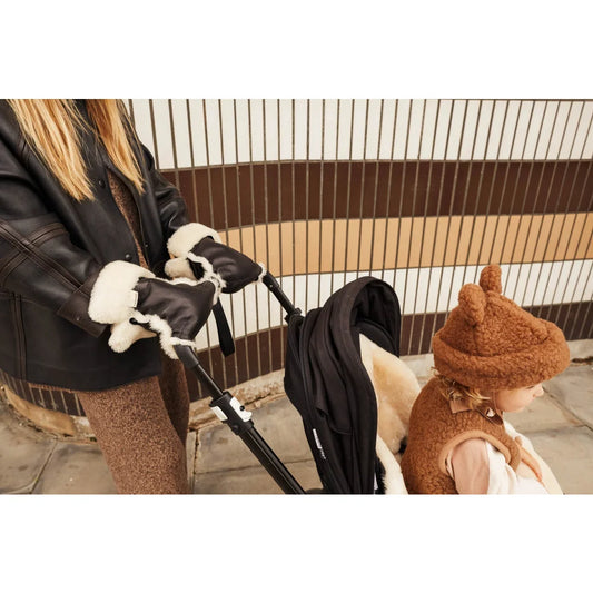 Brauner Plüschbär als Stofftier für beschichtete Kinderwagenhandschuhe von Milk