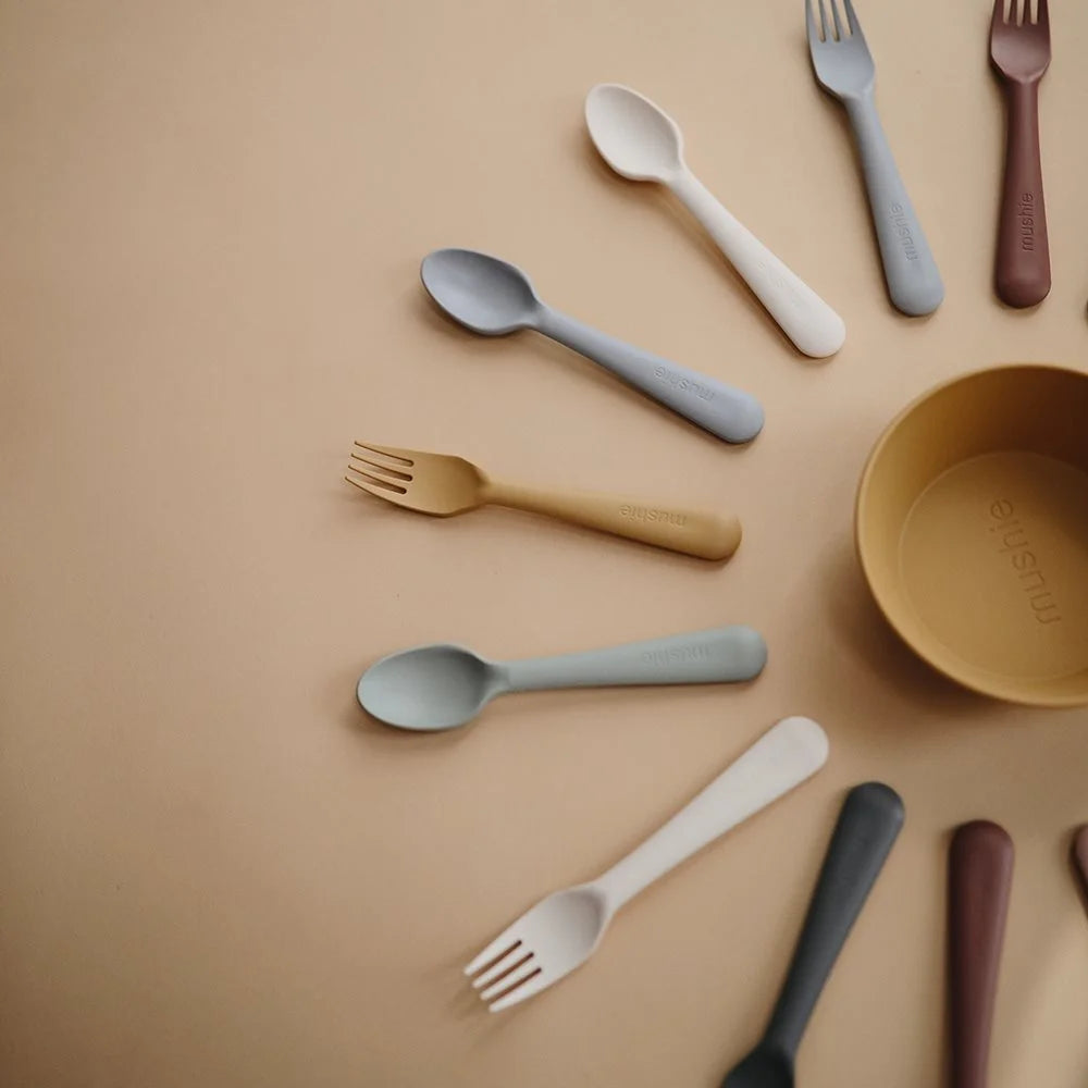 Minimalistische Besteckkollektion in erdigen Farbtönen mit einer Schüssel von Ivory