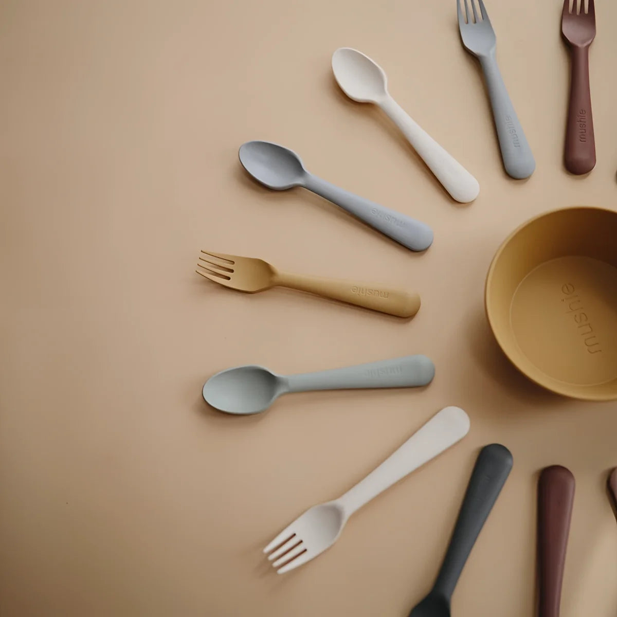 Minimalistische Besteckkollektion in erdigen Farbtönen mit einer Schüssel von Ivory