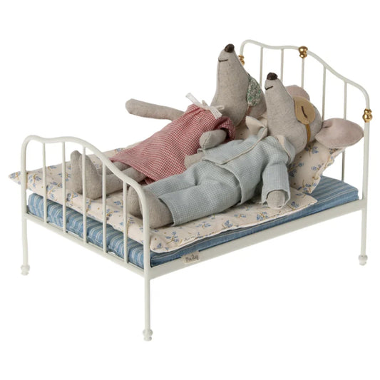 Miniaturbett aus Weißmetall mit Plüschspielzeug im Produkt Bett, Maus in Offwhite