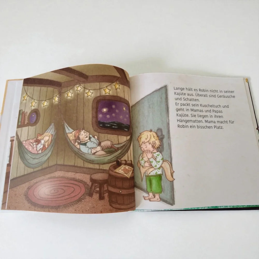Offenes Kinderbuch mit Illustrationen und deutschem Text aus Bilderbuch Im eigenen Bett schlafen Robin kann das